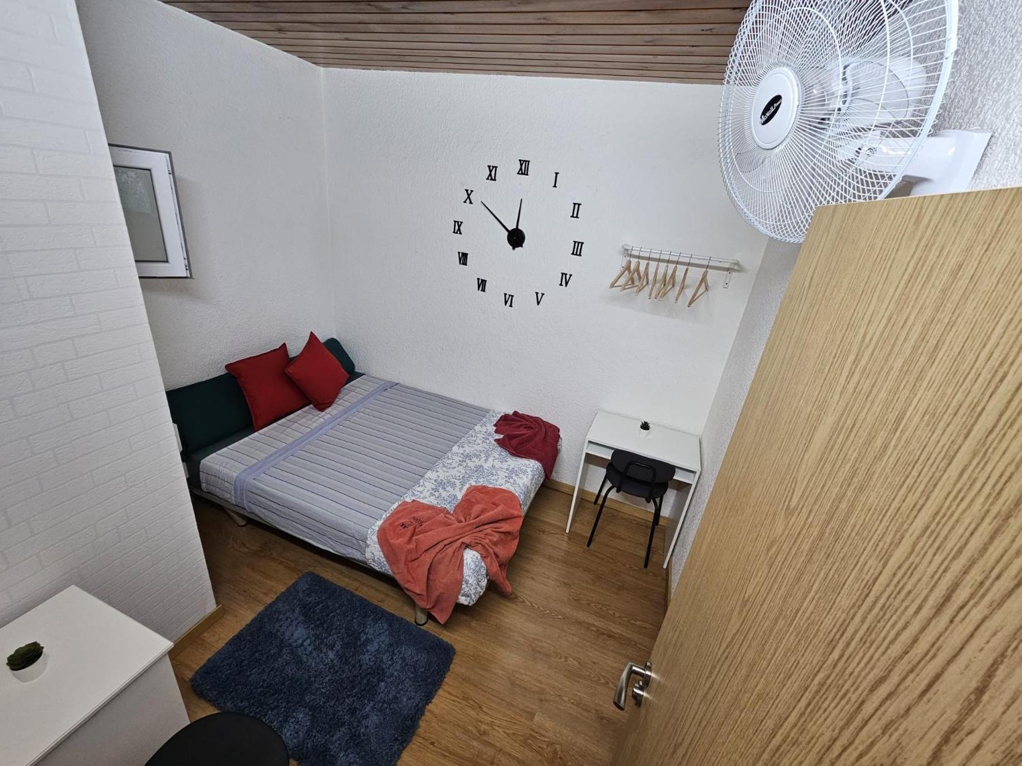 Meridiana Nino House Kapselhotel Barcelona